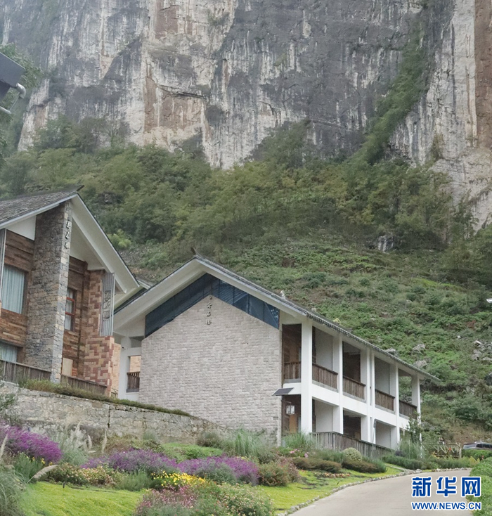 “崖上石寨”民宿（10月22日摄）。新华网发（杨国芳 摄）