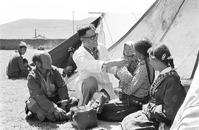 20世纪80年代，王万青（前排左二）给藏族群众看病。新华社发 （资料图）