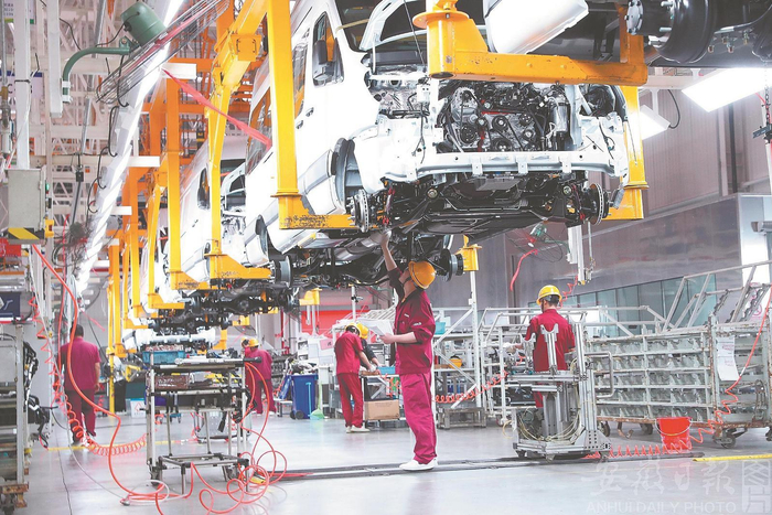 　　位于蒙城县经济开发区内的汽车总装车间。胡卫国 摄