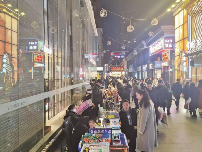 市民在摊位前挑选商品。西海全媒体记者 季蓉 摄