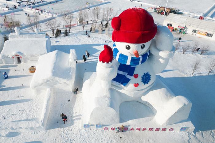   2024年1月9日，游客在哈尔滨外滩雪人码头游玩（无人机照片）。新华社记者 张涛 摄