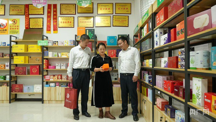 中国银行亳州分行工作人员在安徽万花草生物科技有限公司了解该公司的产品种类（央广网记者  赵家慧摄）