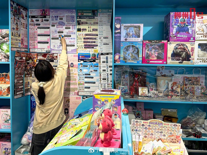 店员为“抽赏”海报贴上已兑换标识。