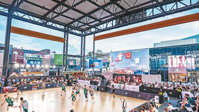 商文旅体融合消费示范场景——华熙Live•五棵松在进行篮球比赛。北京市文化和旅游局供图