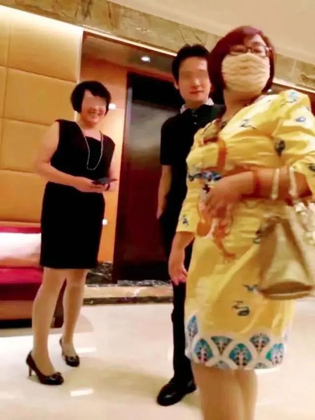 右一戴口罩者为钱志敏。受访者提供，图片来源：中国新闻周刊