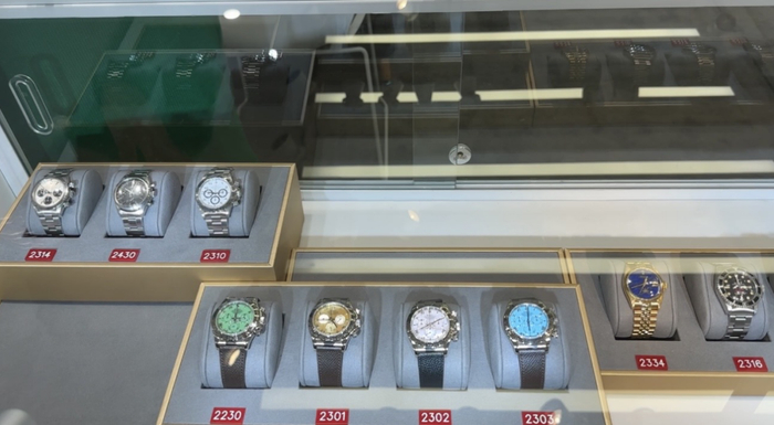 佳士得2024年秋拍名表场的部分拍品 每经记者 毕媛媛 摄