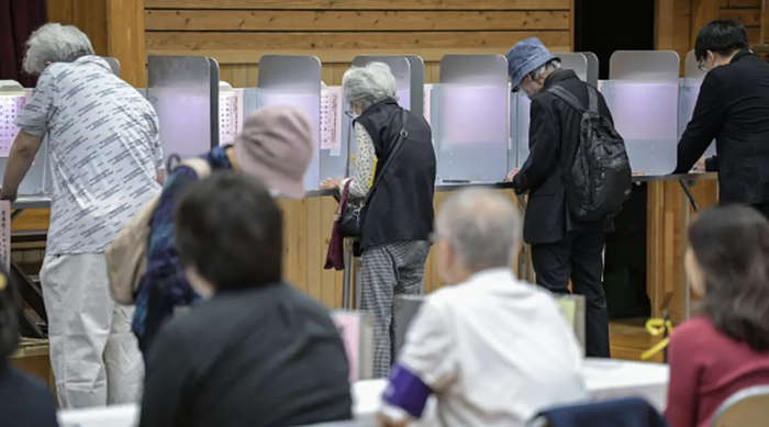 日本民众为议会选举投票（图源：社交媒体）