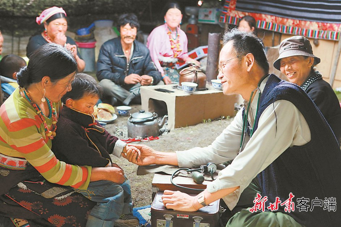 王万青（前排右一）为藏族群众看病。新甘肃·甘肃日报记者 曹义成摄 （资料图）