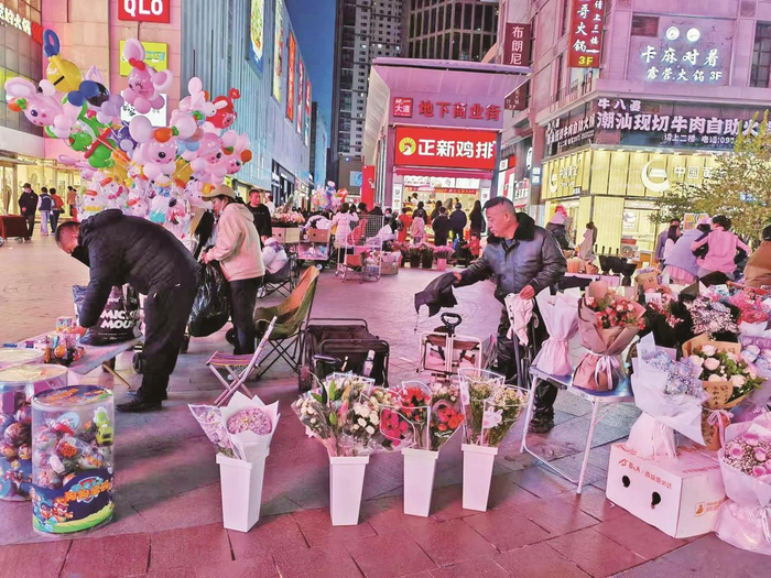 ↑力盟商业步行街里的摊位。西海全媒体记者 季蓉 摄