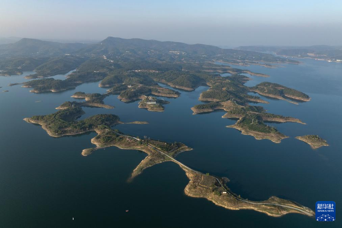  10月25日拍摄的丹江口水库（无人机照片）。新华社记者 伍志尊 摄