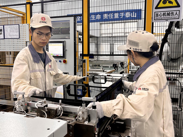 生产线上，工人正在忙碌 （张新  摄）