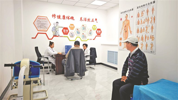 尊老敬老送健康，义诊来到“家门口”。 本报记者 刘晓云摄
