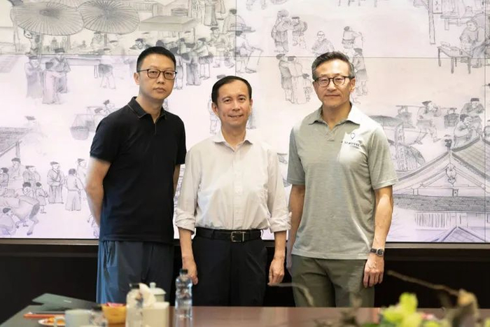 吴泳铭（左）、张勇（中）和蔡崇信（右）