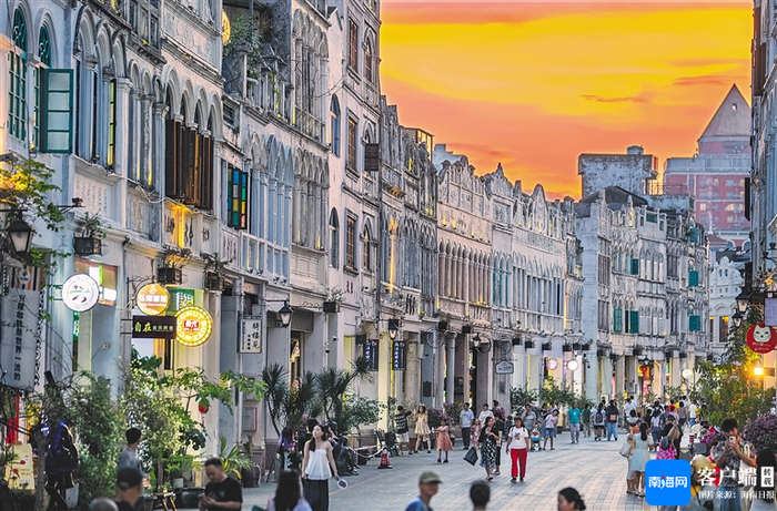 　　近日，海口骑楼老街人来人往，热闹非凡。海南日报全媒体记者 李天平 摄