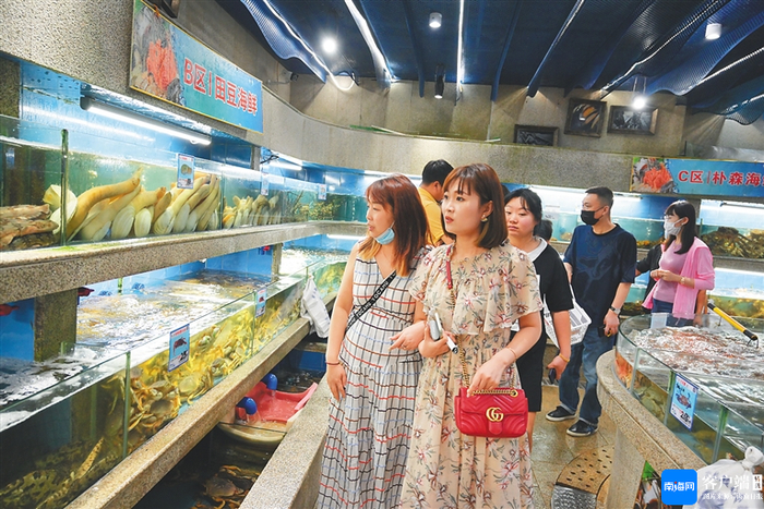 　　三亚市海棠68环球美食街，游客们正在挑选海鲜。海南日报全媒体记者 王凯 摄