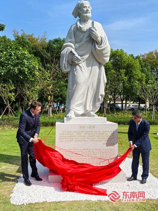 10月30日上午，“马可·波罗”雕塑在泉州落成揭彩。东南网记者 谢玉妹 摄