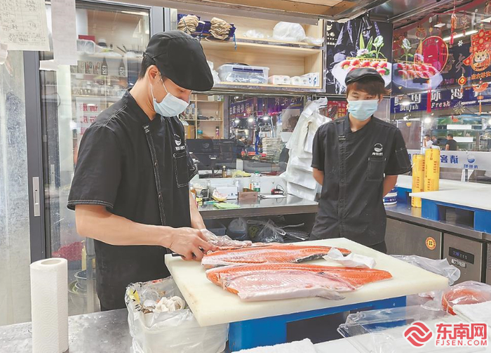“私人定制”的海鲜通过“私域流量”走进大众日常生活。图为高档海鲜加工现场。