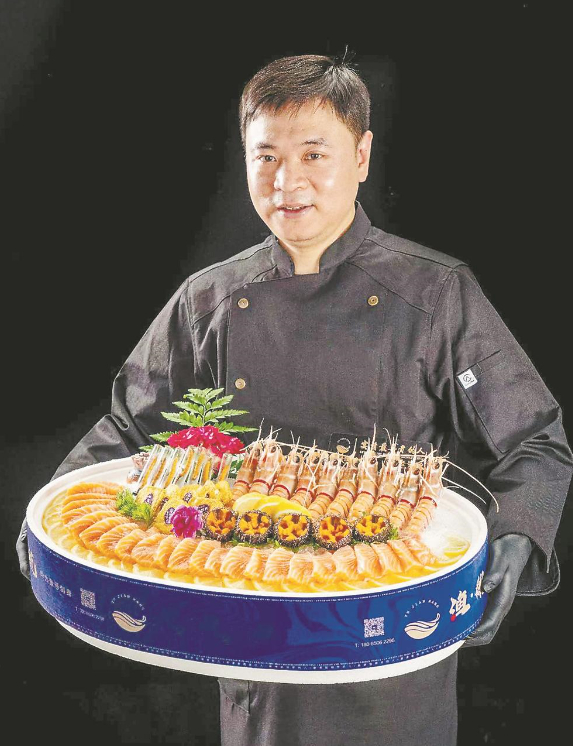郑志航端出精美的海鲜摆盘。（受访者供图）