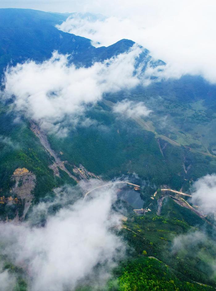 云海在山涧与山峰间滚滚流淌，宛若仙境。