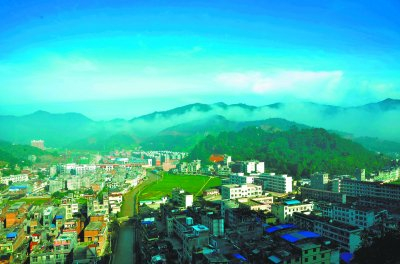     清晨阳光遍洒边境小城那坡县 （那坡县供图）