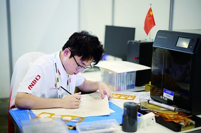     夺得项目冠军的卓嘉鹏正在第47届世界技能大赛工业设计技术项目竞赛现场画图纸。资料图片