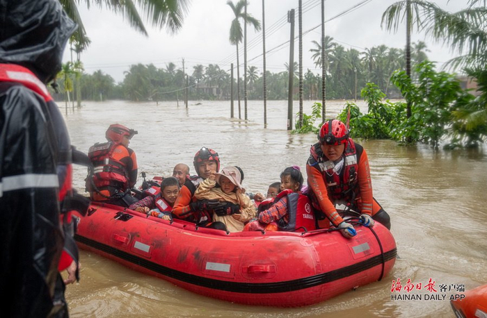 10月30日，在海南省琼海市石壁镇，救援人员在转移受灾群众。海南日报全媒体记者 袁琛 摄