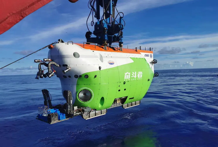 ▲“奋斗者”号全海深载人潜水器装备了佛山照明和中国科学院深海所联合研发的深海照明设备