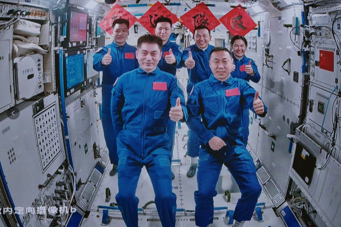 10月30日在北京航天飞行控制中心拍摄的神舟十九号航天员乘组和神舟十八号航天员乘组“全家福”。新华社记者 李杰 摄
