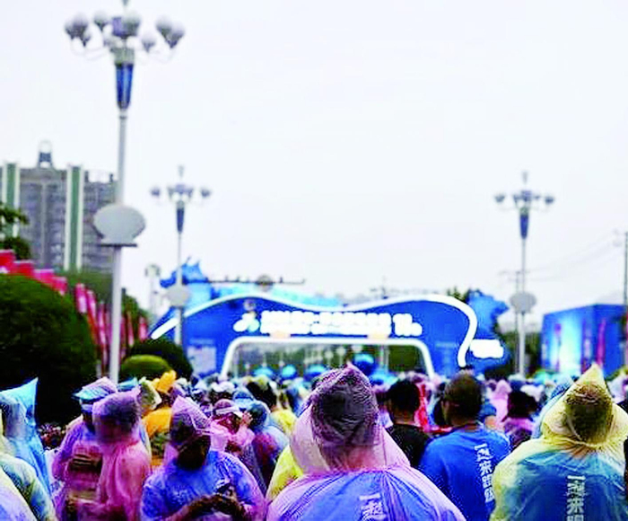     2024年5月，辽宁省营口市鲅鱼圈马拉松，选手在雨中等待发枪。    受访者供图