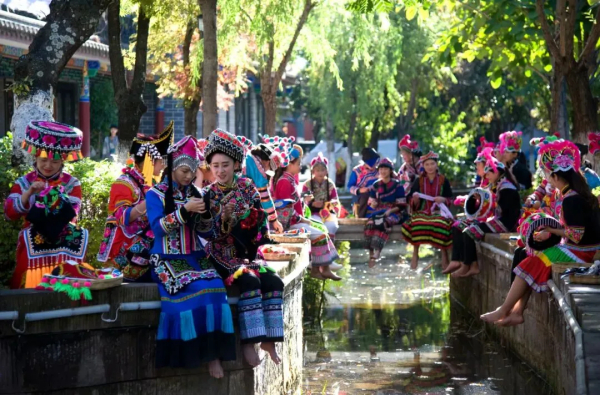 绣娘们在家门口就业。楚雄州委宣传部供图