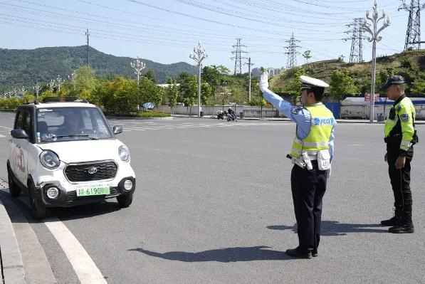  达州公安交警整治“老头乐”。（达州公安供图）