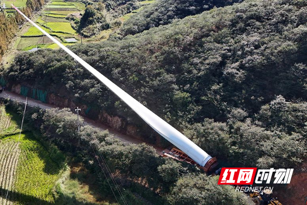 10月24日，通道侗族自治县陇城镇远冲村，大型机械正将风叶运往八斗坡风电场。李尚引 摄