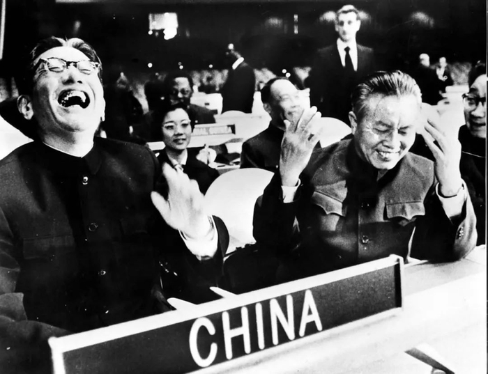 1971年11月15日，时任中国外交部副部长乔冠华（左一）作为中国代表团团长出席联合国大会。（新华社资料图片）
