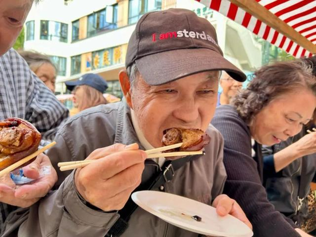 △居民争相品尝