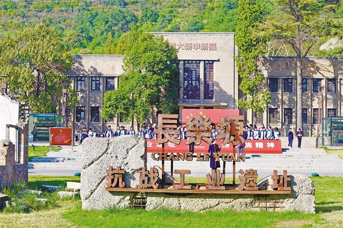 10月23日，学生在长乐塬历史文化街区参观。 本报记者 刘坤摄