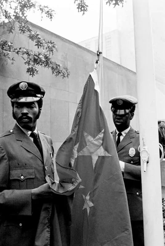 1971年11月1日上午，联合国卫兵正准备在纽约联合国总部升起中华人民共和国国旗。（联合国官网）