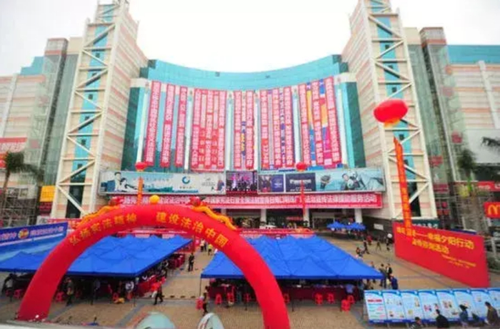 曾经热闹非凡的明珠广场。图片来自网络