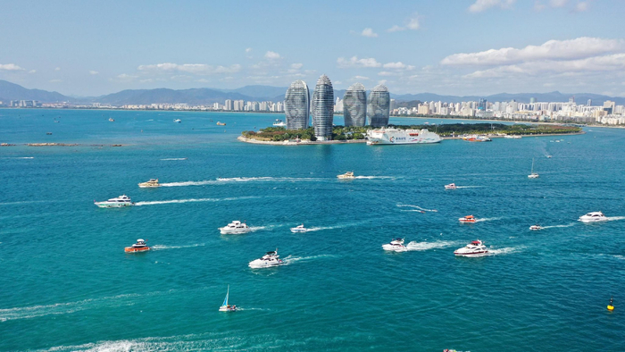 游客在三亚乘坐游艇出海。记者沙晓峰摄