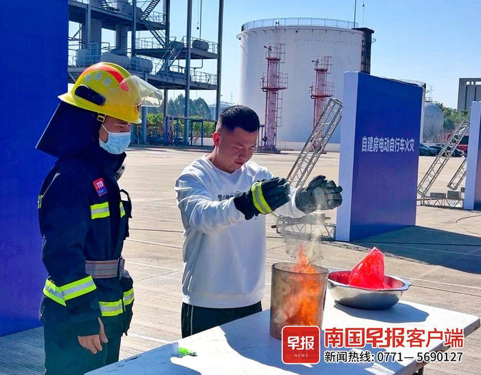 现场市民体验生产作坊着火情景。