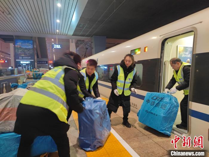 太原铁路部门推“高铁急送”服务“双11”。王小龙 摄