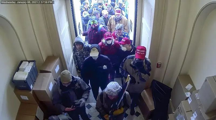 △骚乱持续数小时，震惊全美及国际社会 图片来源：央视新闻