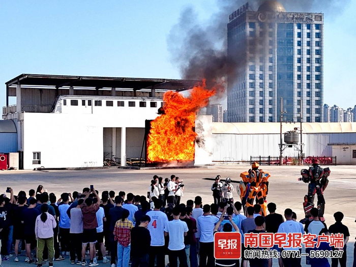 市民与火幕墙大概有30米的距离，但仍能感受到热浪滚滚袭来。