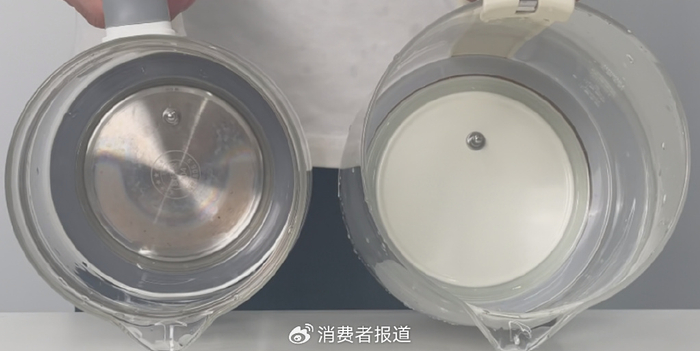 ▲九阳沸萃养生壶（右）开口较大，还具有仿荷叶不粘底盘设计，多次使用依然干净如初