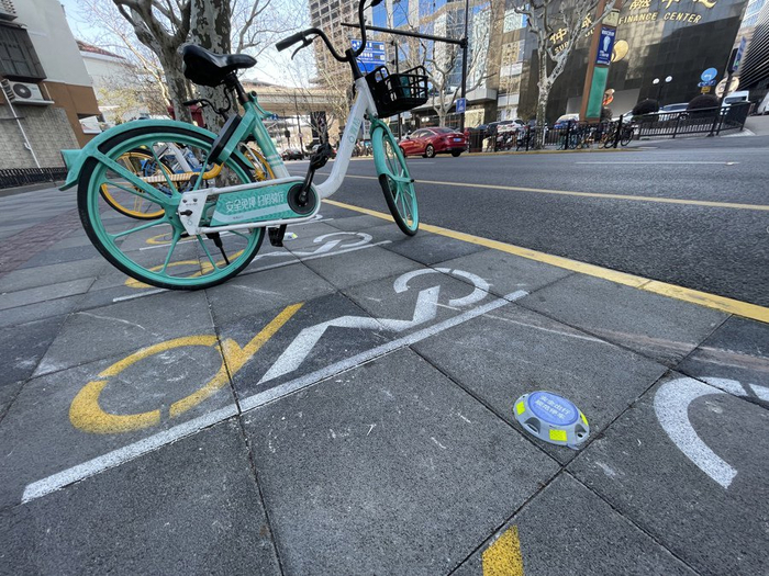虹桥商圈主要道路安装了蓝牙道钉规范非机动车停放。 舒抒 摄