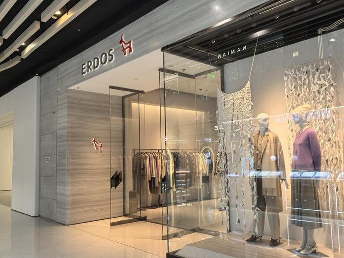 北京某商场内的鄂尔多斯实体店。（中国商报记者 于佳鑫/摄）