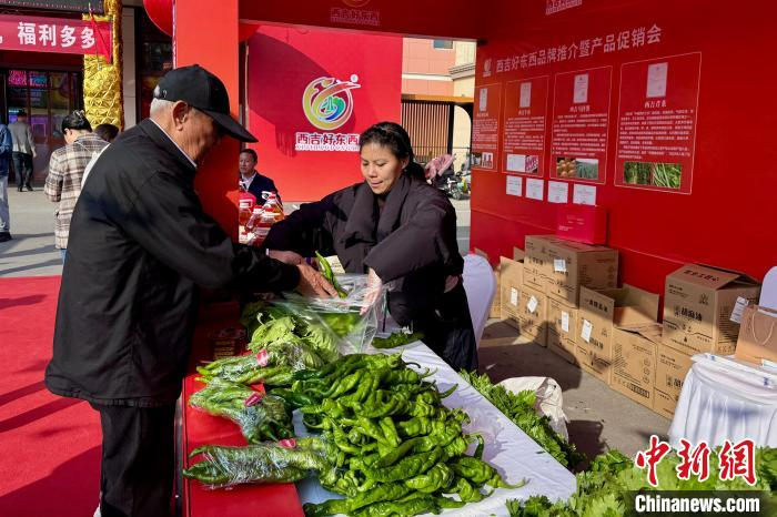 市民购买西吉辣椒、香芹。　中新网记者 李佩珊 摄