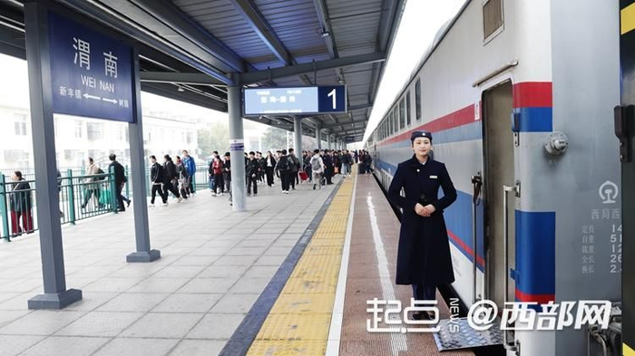 首趟旅游专列使用双层车厢