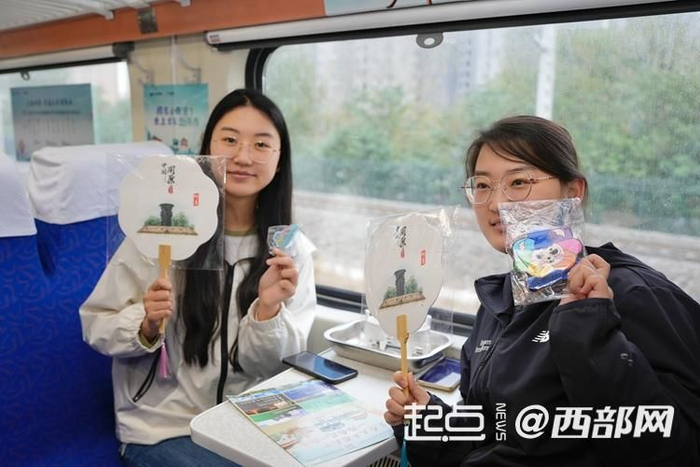 专列乘客打卡拍照