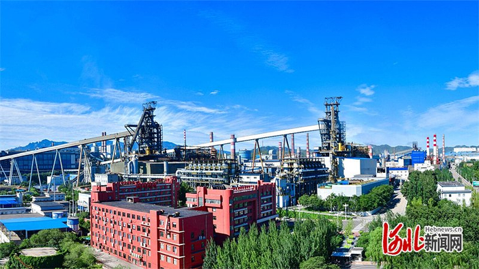 绿树环绕的承德钒钛厂区。图片摄于2023年10月。 刘士富摄