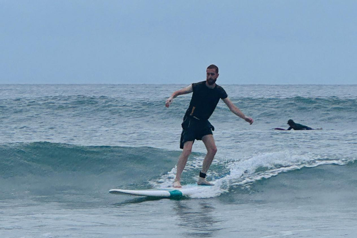 意大利摄影师Fabio体验冲浪。海南国际传播中心供图